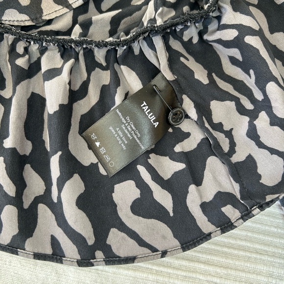 Aritzia Talula Silk Blouse - Picture 4 of 10